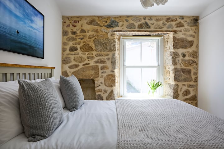 Cama tamaño king fija.
