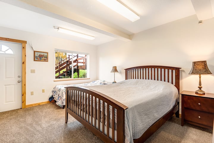 غرفة نوم في الطابق الأرضي مع سرير كوين وتوأم