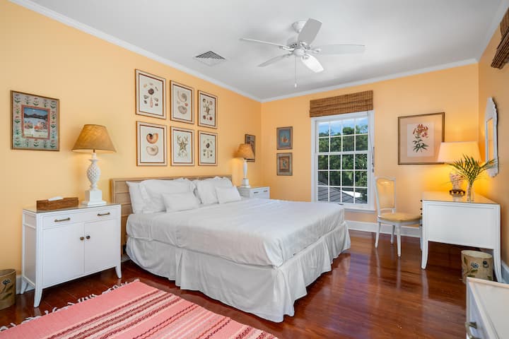 Dormitorio de invitados con cama tamaño emperador, baño privado y acceso a la terraza de arriba