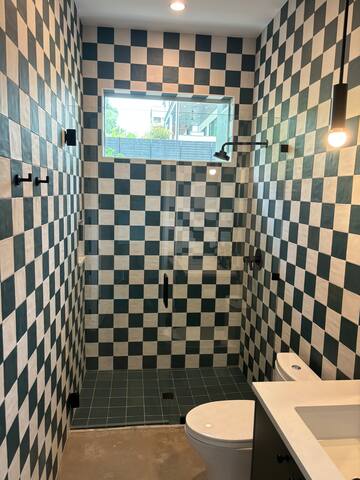 Downtown 6 bedroom house with pool. Walk to ACL gallery image 5