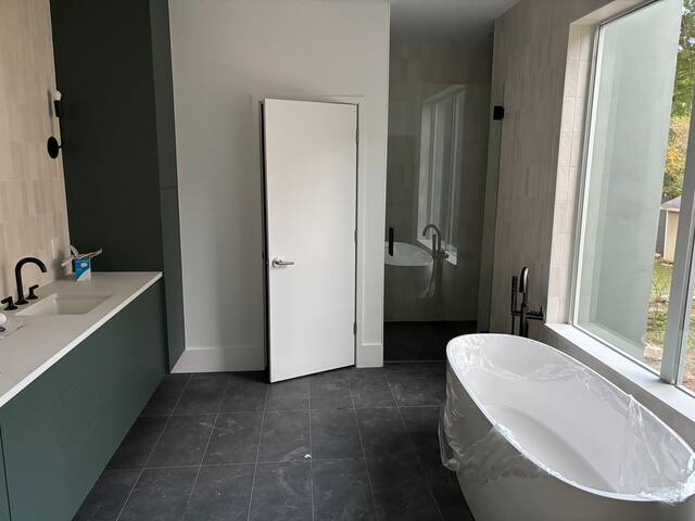 Downtown 6 bedroom house with pool. Walk to ACL gallery image 3