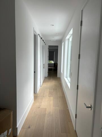 Downtown 6 bedroom house with pool. Walk to ACL gallery image 4