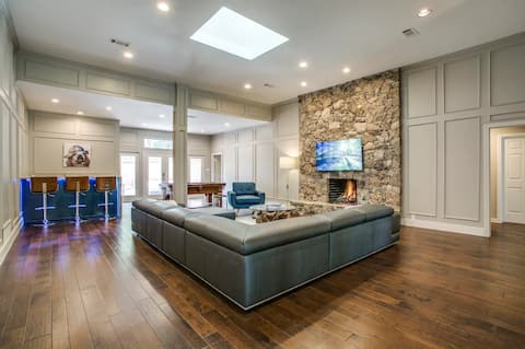 Top Airbnb: High Demand Private VIP with Heated Pool and Spa! in Lake Highlands