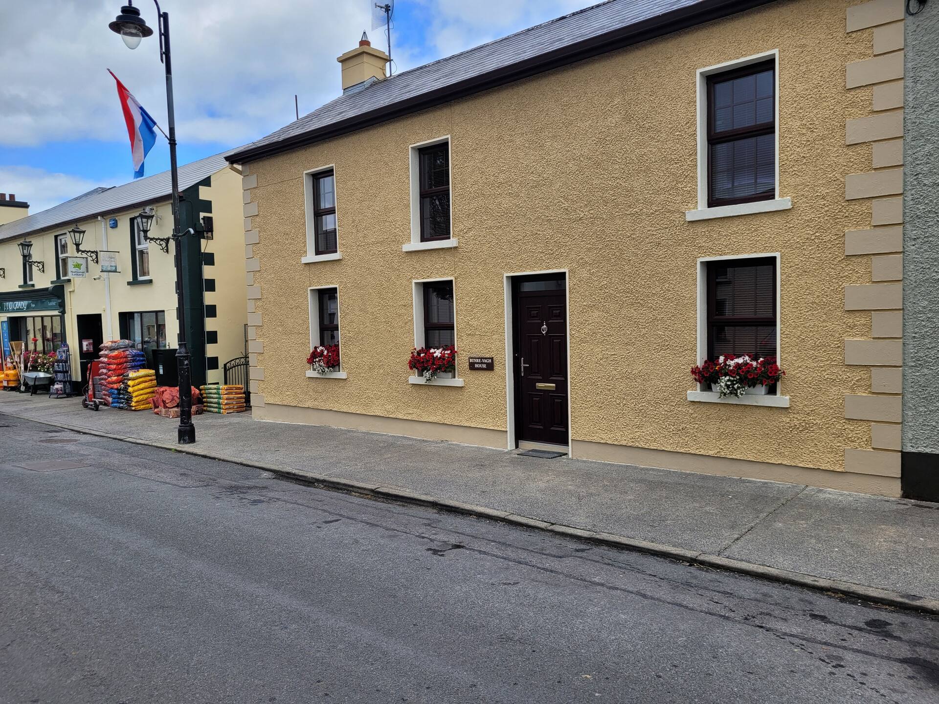 5 bedroomed Town house in Village Centre