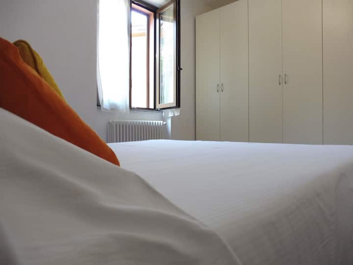 Camera da letto con letto matrimoniale e guardaroba a sei ante