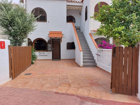 Popular Airbnb listing: Apartment in a house / Ground floor apartment on the 1st line. in Peníscola / Peñíscola