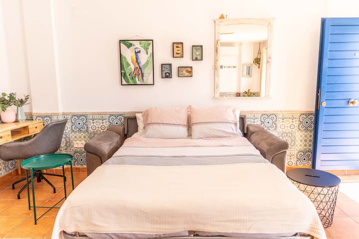 沙发可变成舒适的双人床，非常适合容纳更多的人，而不会失去风格或舒适度。