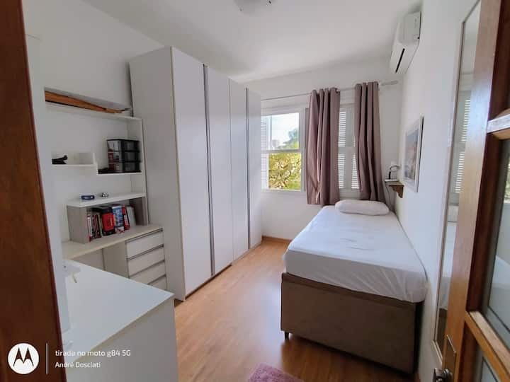 01 - Caja de cama y debajo tiene más (01) cama auxiliar (+ colchón ortopédico adicional).