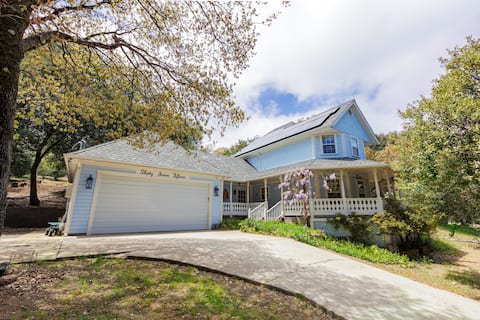 Popular Airbnb listing: The Julian Farmhouse-Fenced 2 acres/dogs ok/spa in Julian