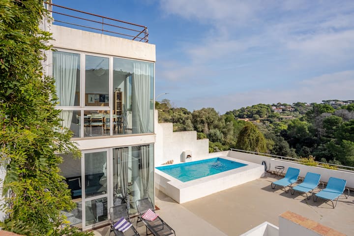 Fabulosa casa en el centro con piscina y parking.