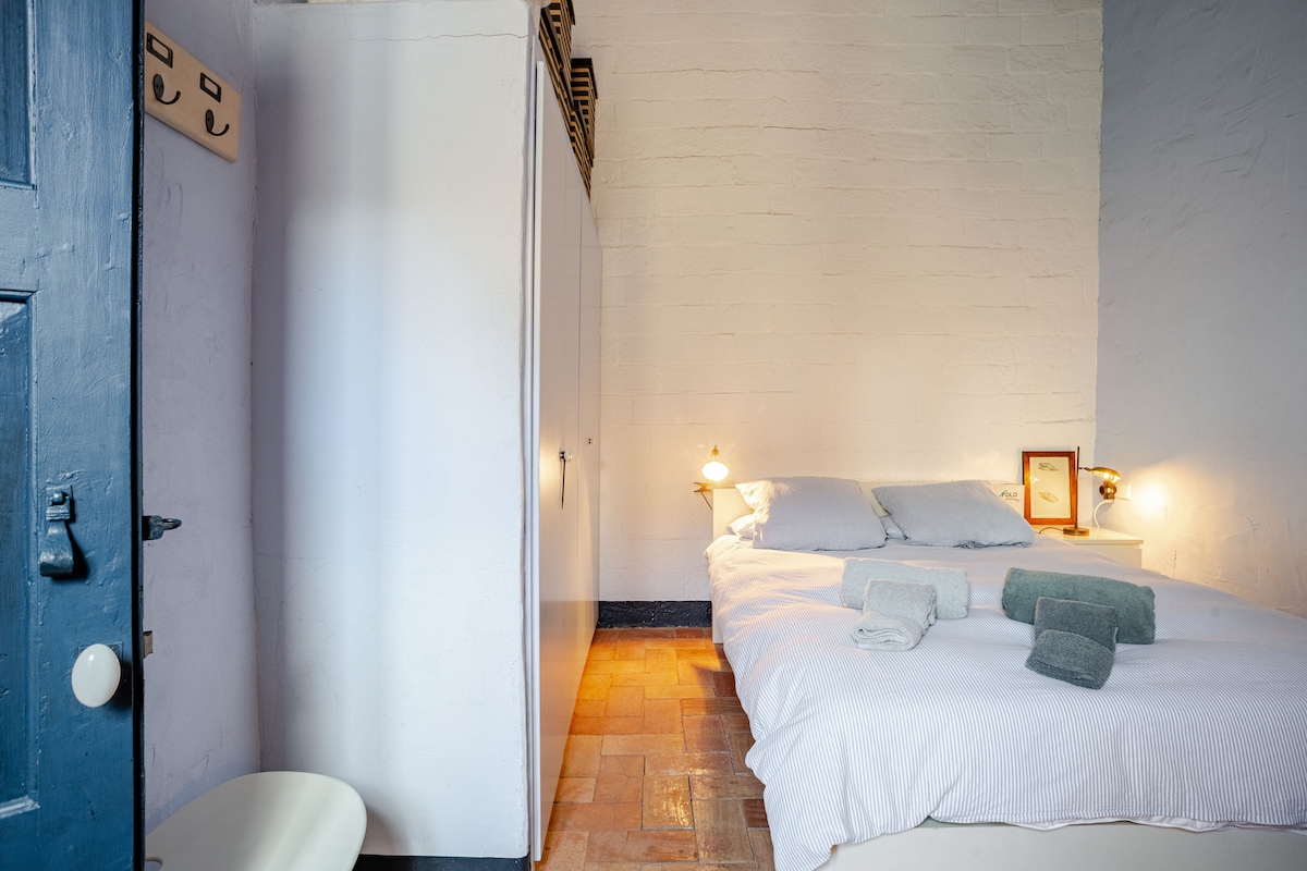 Საძინებელი 4, ფანჯრით, რომელიც ბეგურის ციხესიმაგრეს გადაჰყურებს. Ტიპიური კონსტრუქცია ანტიკვარული სხივების ჭერით, ძალიან მაღალი.
Მას აქვს მუდმივი ვენტილატორი ზაფხულის ყველაზე ცხელი ღამეებისთვის. 