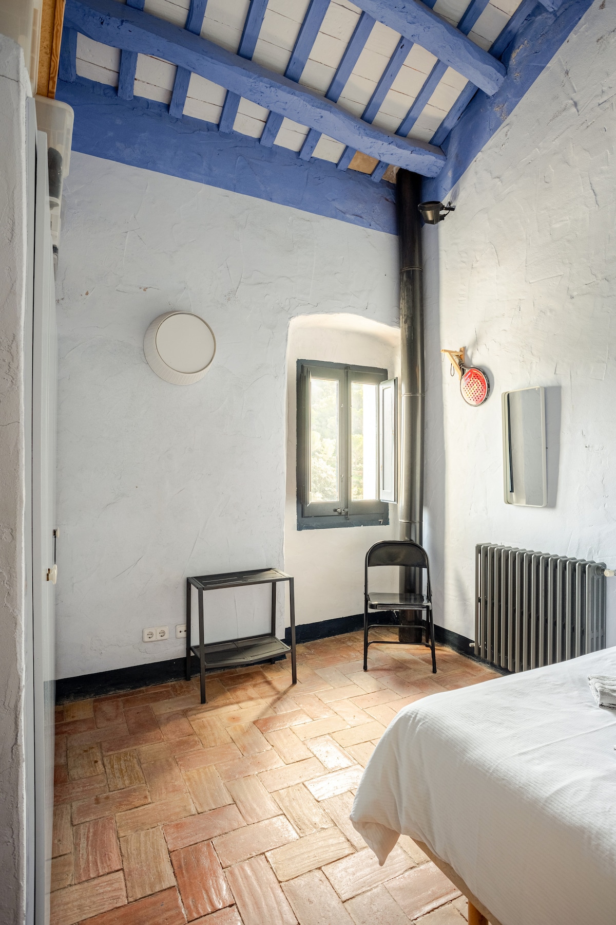 Საძინებელი 3, აუზის ფანჯრით. Ტიპიური ტერიტორიის მშენებლობა ანტიკვარული სხივების ჭერით, ძალიან მაღალი.
Მას აქვს მუდმივი ვენტილატორი ზაფხულის ყველაზე ცხელი ღამეებისთვის. 