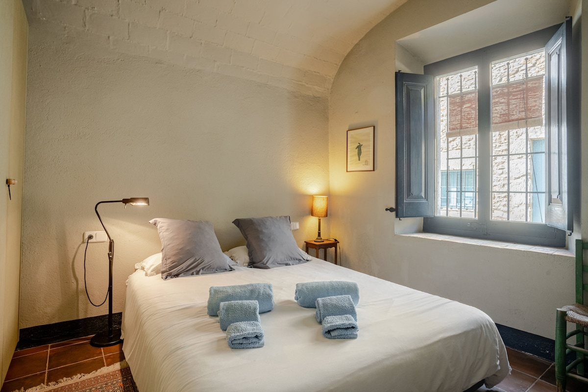 Საძინებელი ნომერი 1. ერთადერთი პირველ სართულზე (წვდომა არ არის). Საძინებლის კარის გვერდით ვპოულობთ აბაზანა-ტუალეტს ნომერ 1. Მას აქვს ჭერის ვენტილატორი.