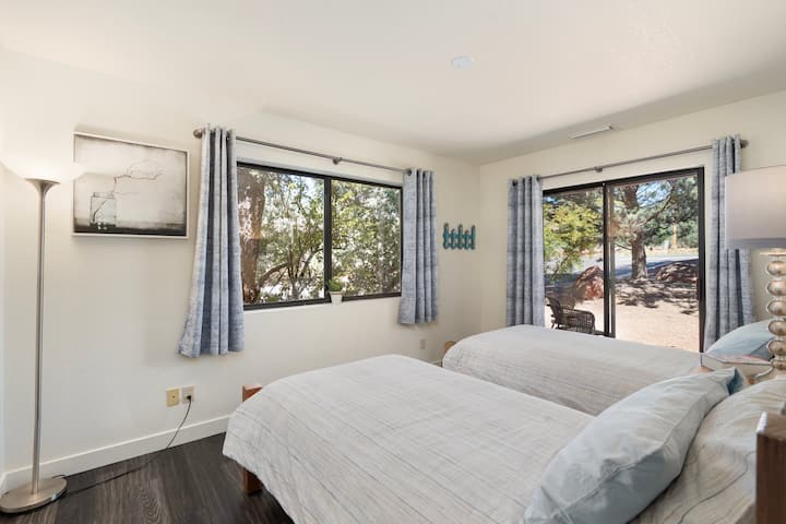 Chumba cha kulala cha pili kina vitanda viwili, kila kimoja kina mito 2 na stendi ya pamoja ya usiku.