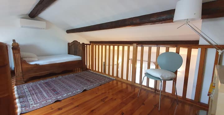 Kitanda cha kale 188x12 kinapatikana kwenye mezzanine.