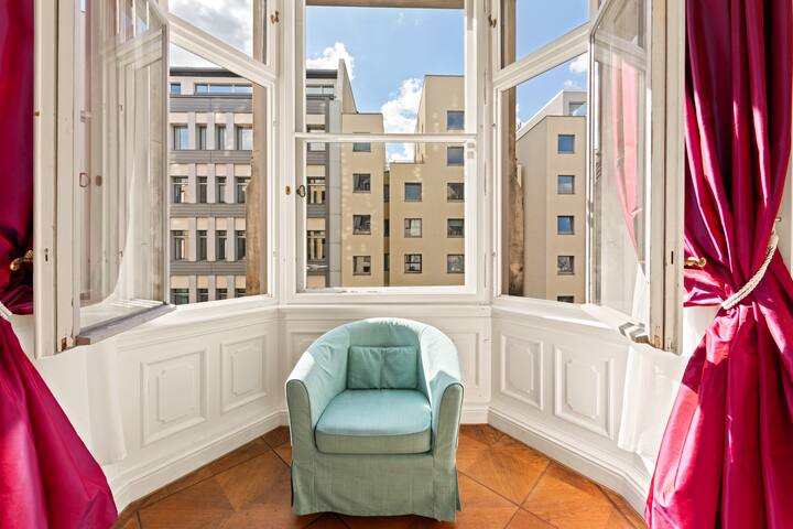 aptC Downtown Monument near Checkpoint Charlie gallery image 2