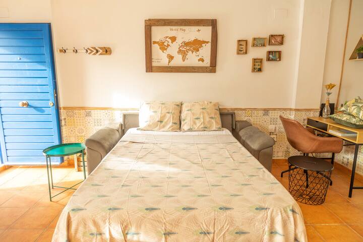 Veľká a pohodlná rozkladacia pohovka, ideálna na oddych po preskúmaní Tarify. Funkčný a všestranný priestor v útulnom štýle.