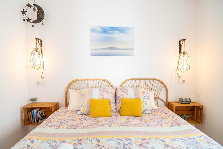 Útulná spálňa s manželskou posteľou King 180 cm, ideálna na oddych po dni strávenom na pláži.