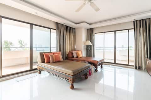 Spacious cozy riverside city+mountain view condo