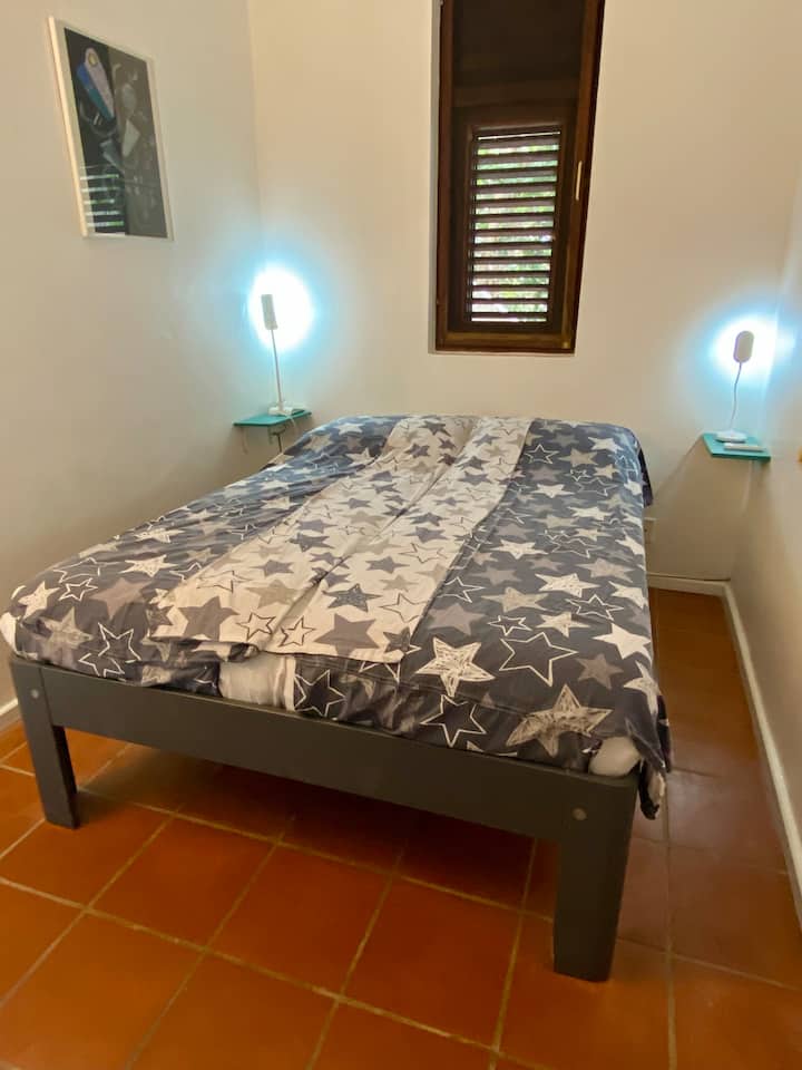 LED svetlá vedľa postele. 
Aircon + stropný ventilátor.