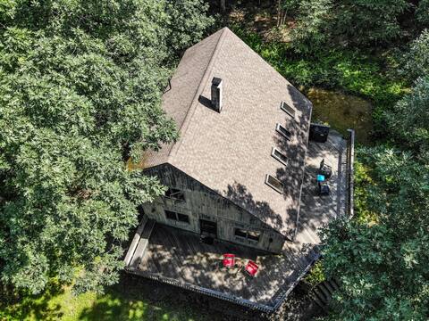 Woodsy Retreat, Sunny Home with Paths and Stream
