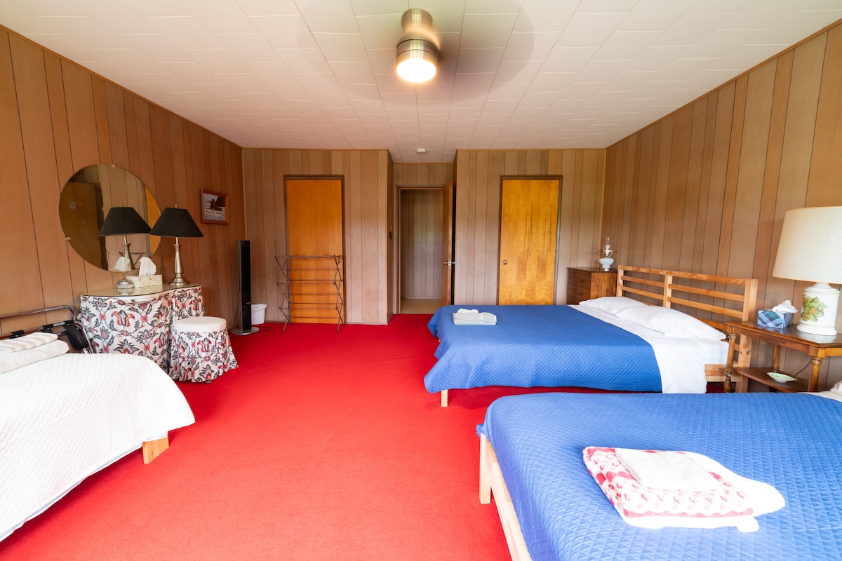 Bedroom #7. 1x twin, 1x double, 1x queen. Upstairs.