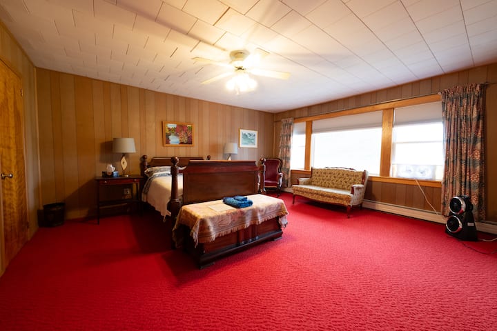 Bedroom #6. 1x double. Upstairs.