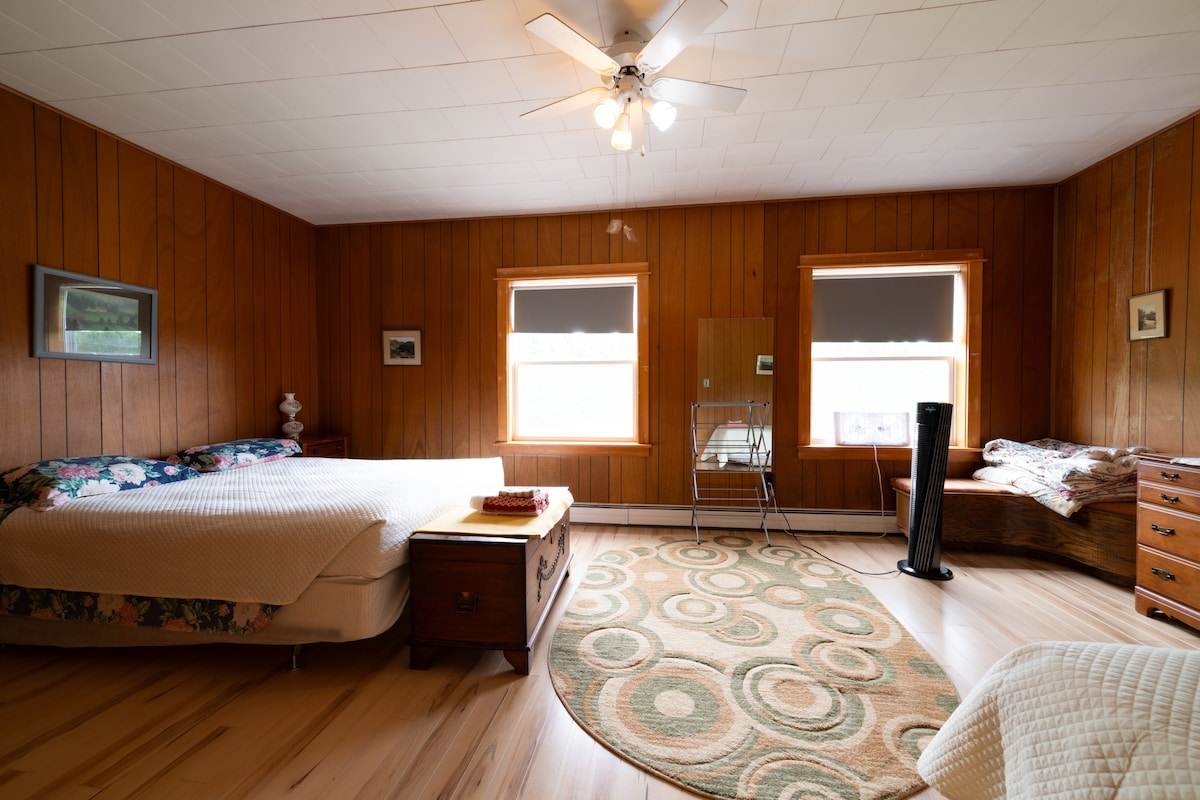 Bedroom #4. 1 queen and 1 twin (bottom right, see next photo). Main floor.