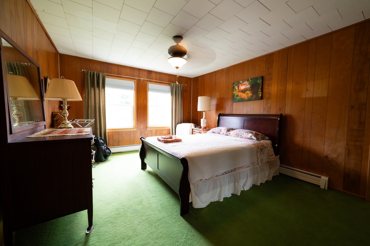 Bedroom #8. Queen. Upstairs.