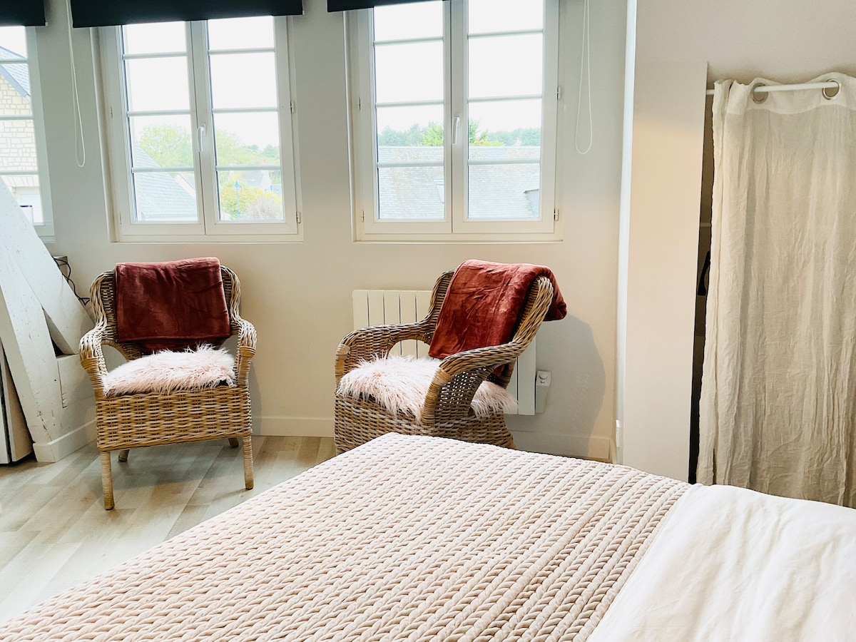 Anuncio de Airbnb popular: Bright apartment, harbor views, easy parking en Port En Bessin Huppain