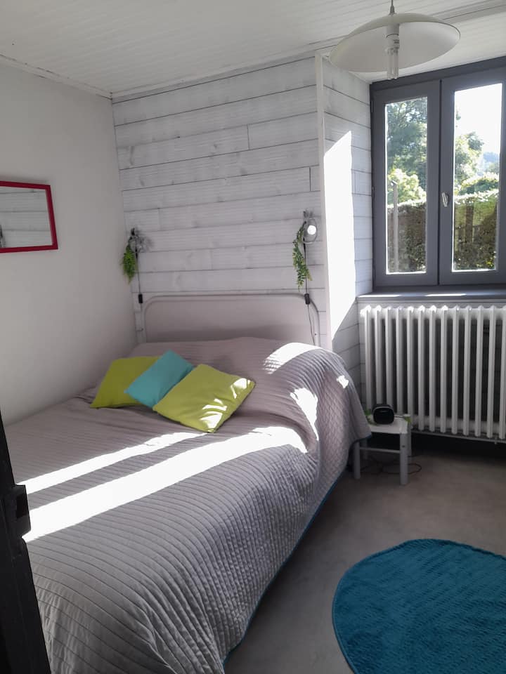 חדר שינה3 עם מיטה 140