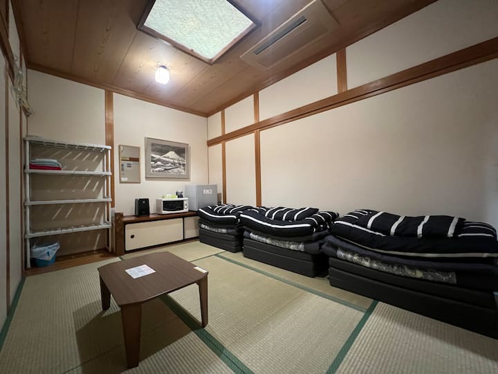 La chambre privée de style japonais « A » est conçue pour accueillir 1 à 3 voyageurs. Il comprend un petit réfrigérateur et un four à micro-ondes. Serviettes de bain, serviettes pour le visage et ensembles de brosses à dents sont fournis.
