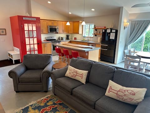 Top performing Airbnb: Artist Studio in Acadia, 5 minute walk into town! in Southwest Harbor