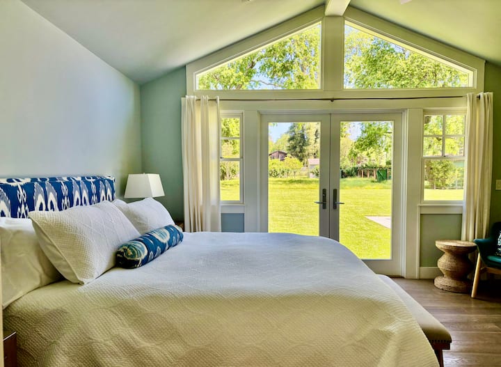 Dormitorio principal con cama tamaño king y sábanas de lujo