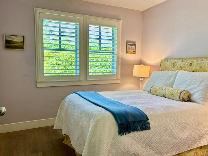 Habitación con cama de tamaño completo.
