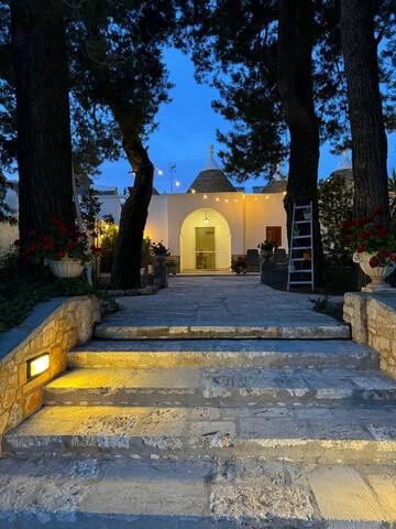 Trulli con piscina privata gallery image 2