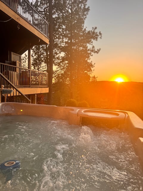 2000sf Decks| Waterfall | Hot tub | Gym | Movie rm