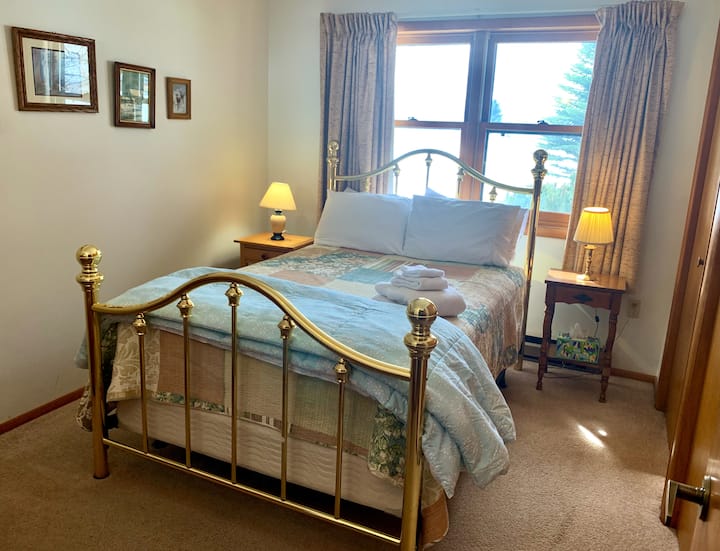 غرفة النوم الثالثة هي الأصغر مع سرير كامل الحجم وخزانة ملابس وخزانة ملابس كاملة