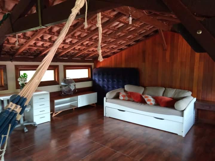 Familia casera ubicada en el segundo  piso de la casa con una cama doble.