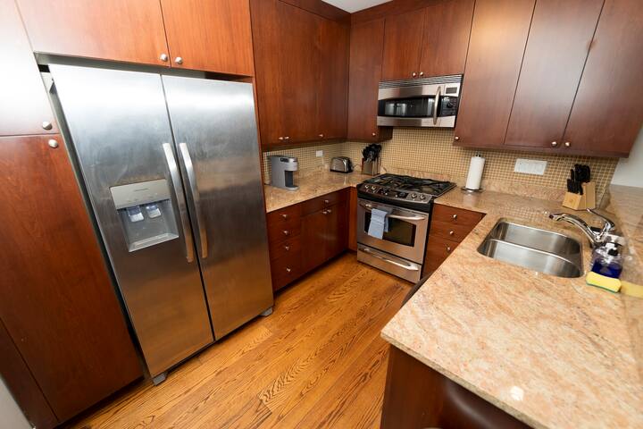 3 Bedroom Across from Wrigley Field AllStar Suite gallery image 4