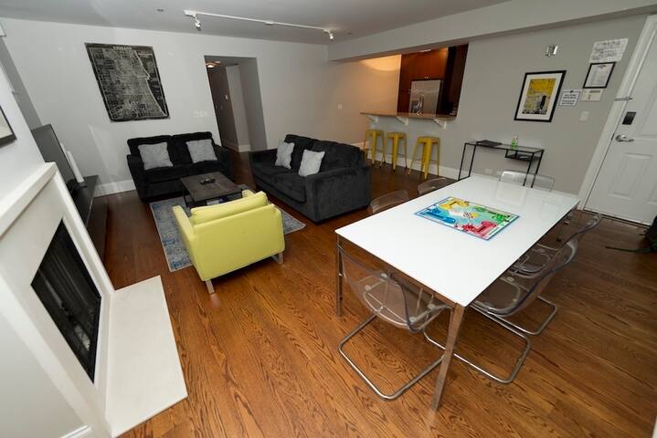 3 Bedroom Across from Wrigley Field AllStar Suite gallery image 3