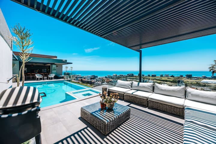 Sensational Views from Springbok Rd in Cape Town gallery image 4