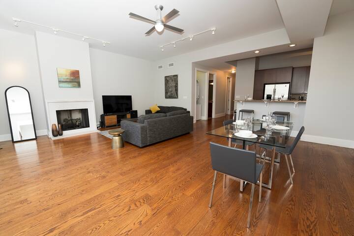 4 Bedroom Across from Wrigley Field Stadium Suite gallery image 4