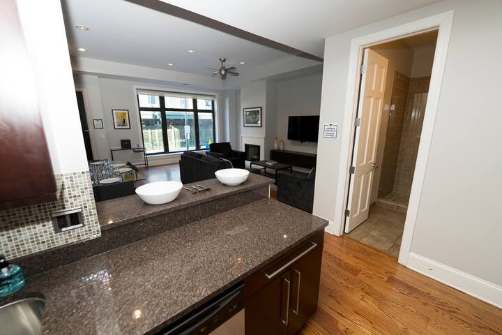 4 Bedroom Across from Wrigley Field Legend Suite gallery image 5