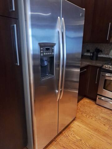 4 Bedroom Across from Wrigley Field Legend Suite gallery image 4