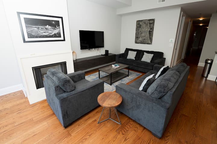 4 Bedroom Across from Wrigley Field Legend Suite