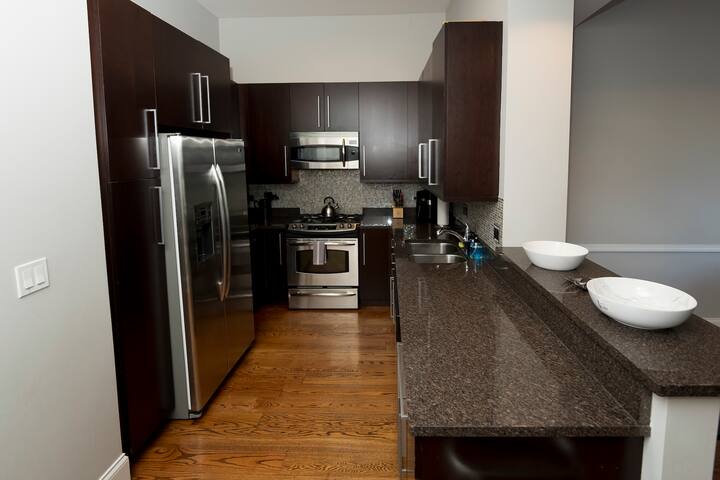 4 Bedroom Across from Wrigley Field Legend Suite gallery image 3