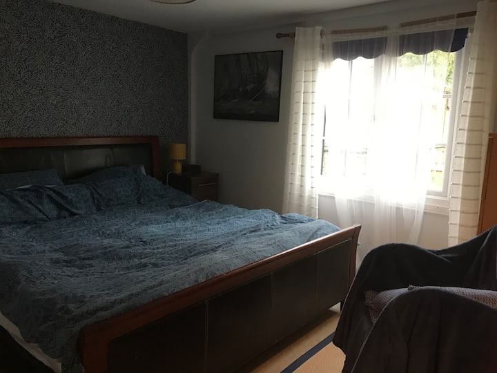 นี่เป็นห้องนอนที่น่าพักผ่อนพร้อมเตียงขนาดซูเปอร์คิงไซส์หน้าต่างที่สวยงามและแสงที่นุ่มนวล ผนังมีวอลเปเปอร์ William Morris 