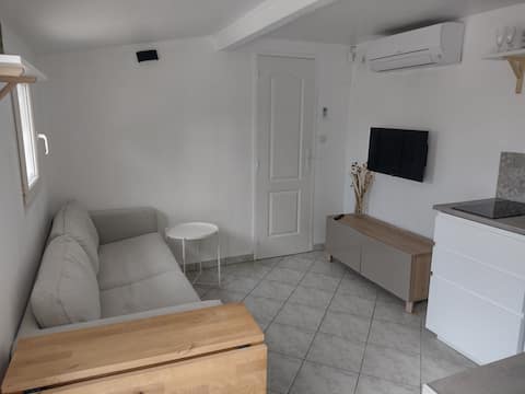 Successful Airbnb property: Nice studio near old port/air conditioning/terrace/quiet in La Ciotat