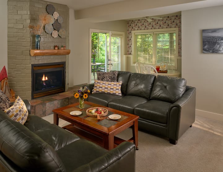 Отпуснете се в самостоятелната всекидневна на апартамента Cedar Log, разположен на по - ниското ниво и е достъпен само чрез стълби.